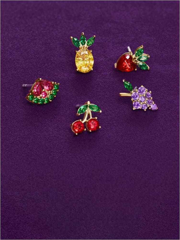 Un GIF mettant en vedette le collier ton or à cristaux colorés en forme de fruits et l’ensemble de cinq boucles d’oreilles à cristaux en forme de fruits.