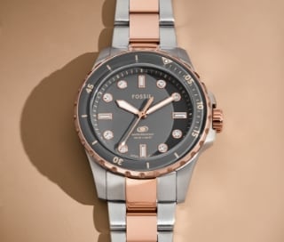 La montre Fossil Blue Dive bicolore avec un cadran gris.