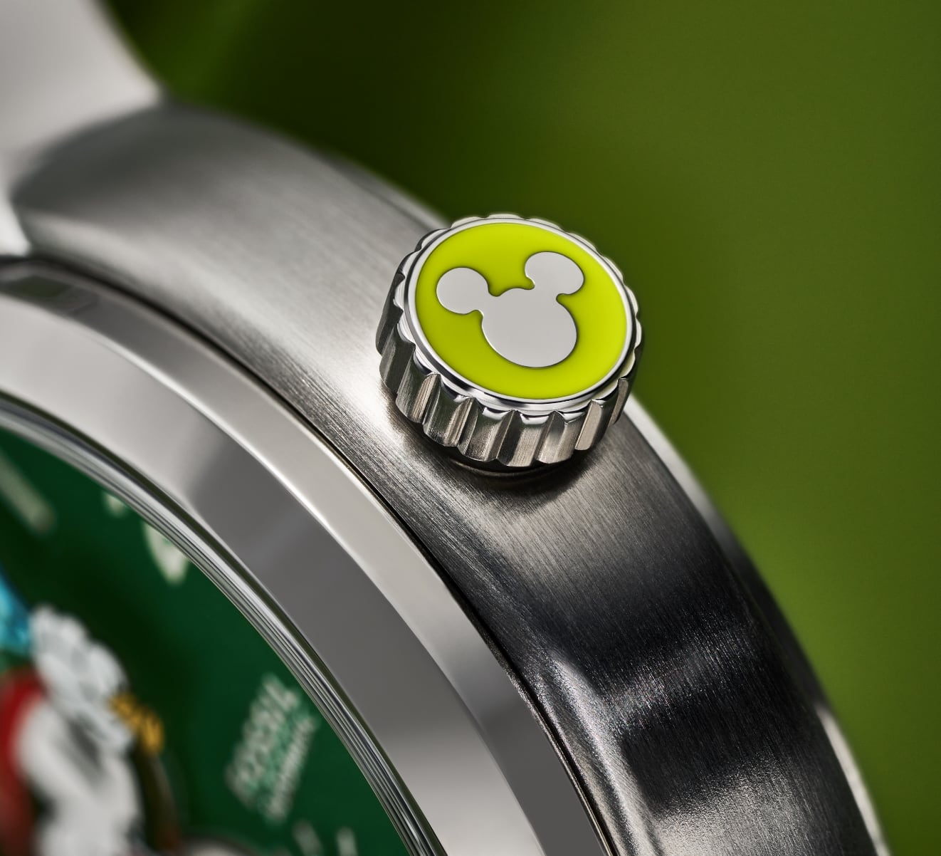 Un GIF de deux images montrant le dos et la couronne personnalisés de la montre, tous deux caractérisés par une silhouette de Mickey Mouse de Disney inspirée par les balles de tennis.