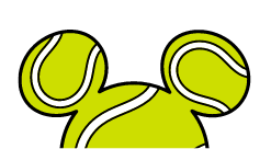 Notre collier et notre bracelet Mickey Mouse Disney Tennis, présentés sur des balles de tennis blanches. Chaque pièce est ornée de pavés de cristaux verts et jaunes. La silhouette de Mickey, réimaginée en trio de balles de tennis étincelantes ajoute une touche ludique.