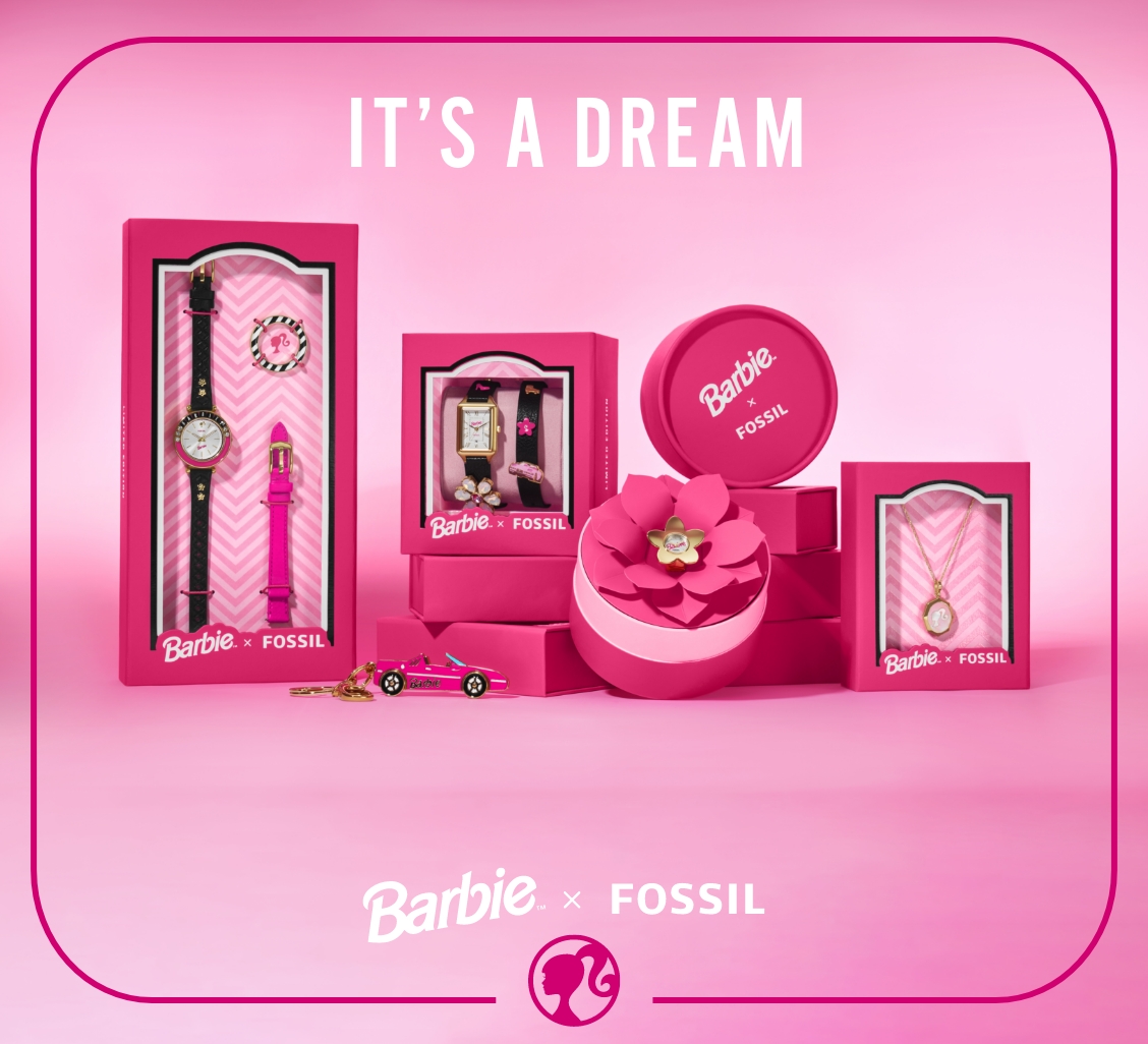 ピンクの背景に、Barbie x Fossilコレクションのアイテム: 限定版Barbie™ x Fossil 三針 ブラック LiteHide™レザーウォッチ、RAQUELウォッチ、Barbieキーホルダー、ウォッチリングとゴールドトーンのロケットネックレス。