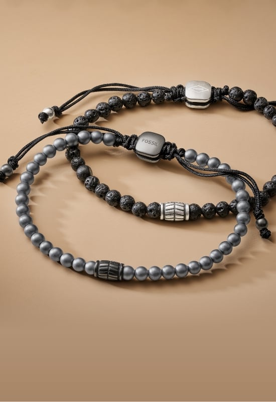 Deux bracelets en perles pour hommes. 
