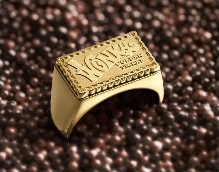 La chevalière ton or ornée de décorations au chocolat.
