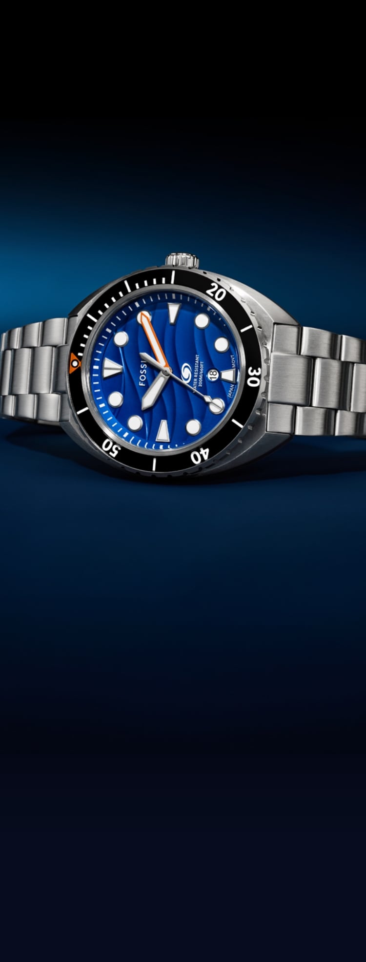La montre Breaker Dive en acier inoxydable avec un cadran bleu entourée de bulles d’eau.