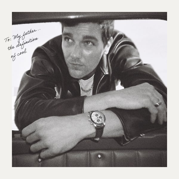 Image en noir et blanc d’un homme portant la montre Sport Tourer. Écrit à la main sur l’image : Pour mon père... définition même du cool.