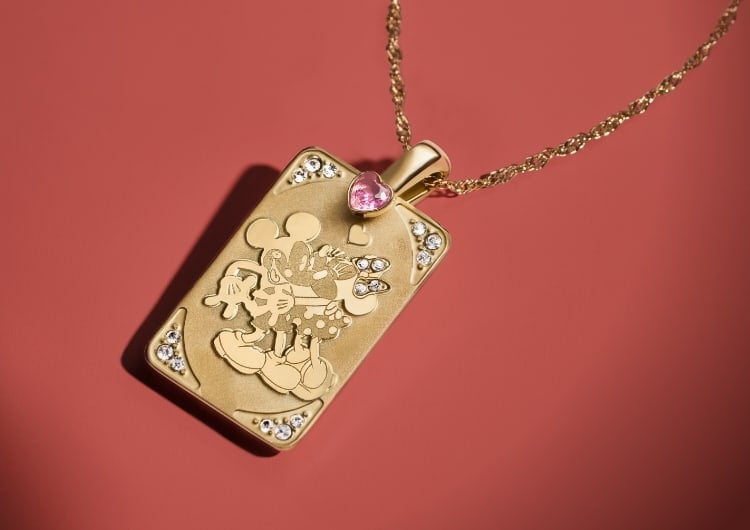 Le collier à pendentif Mickey et Minnie ton or avec accents de cristal.