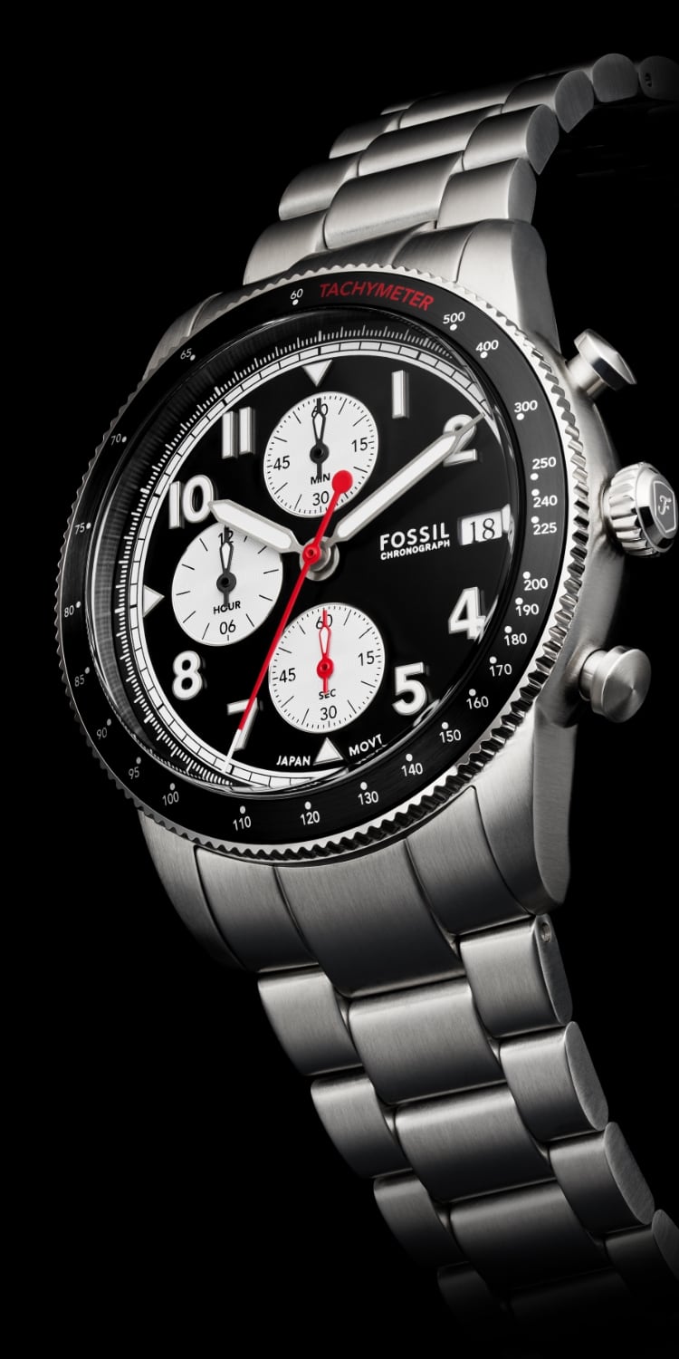 La montre Sport Tourer avec bracelet en acier inoxydable et cadran noir.